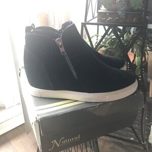 NIB Natural Reflections Black Wedge Sneakers